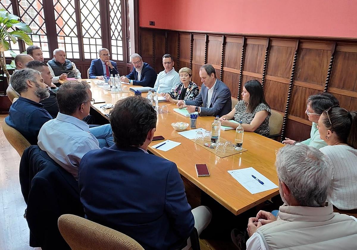 Reunión de una representación municipal con los empresarios de la construcción.