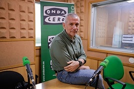 Gustavo de Dios en el estudio de Onda Cero en Gran Canaria.