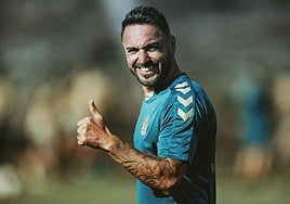 Momo , durante un entrenamiento en sus labores de auxiliar técnico.