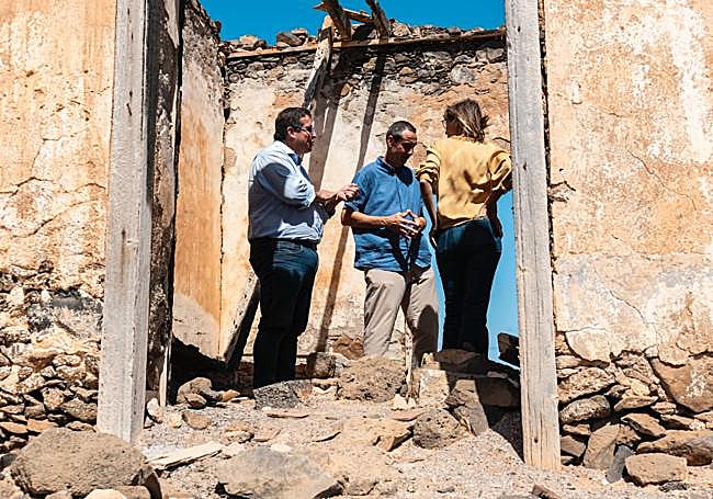 El alcalde David de Vera y el concejal de Patrimonio Histórico, David de León, en una casa antigua.