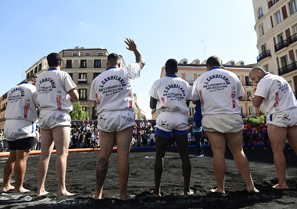 Imagen principal - Una luchada histórica en el mes de Canarias