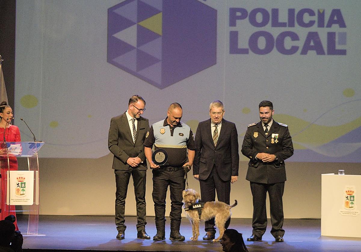 Foto de archivo de un acto de la Policía Local en San Bartolomé de Tirajana. El edil Álamo es el primer por la izquierda.