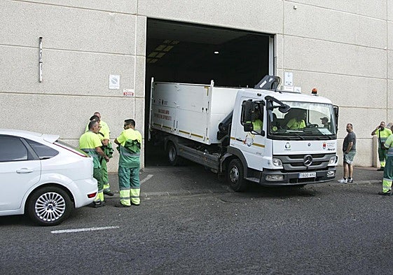Personal de Urbaser, antes de una negociación en diciembre.