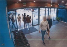 José María G.N., a la izquierda, acompañado por Joaquín Miguel G.S., a la derecha, cuando acudieron a Las Arenas.