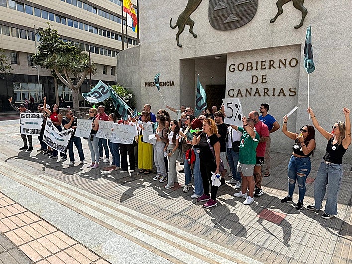 Trabajadores de los centros de menores concentrados en Presidencia del Gobierno de Canarias.