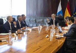 Imagen del Consejo de Gobierno presidido por Fernando Clavijo (c) celebrado este miércoles en Tenerife.