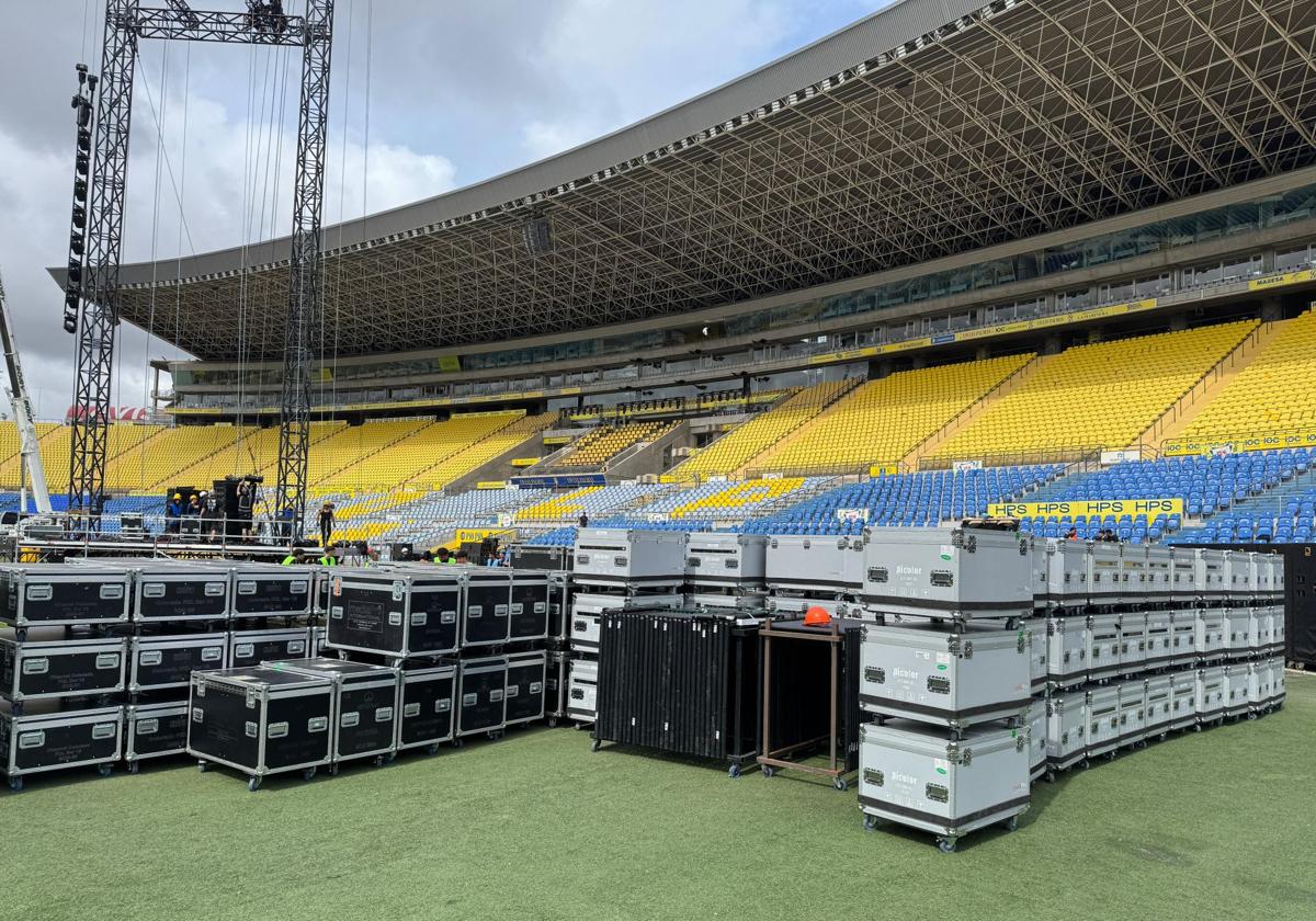 Estadio de Gran Canaria durante la instalación del material para el concierto de Quevedo.