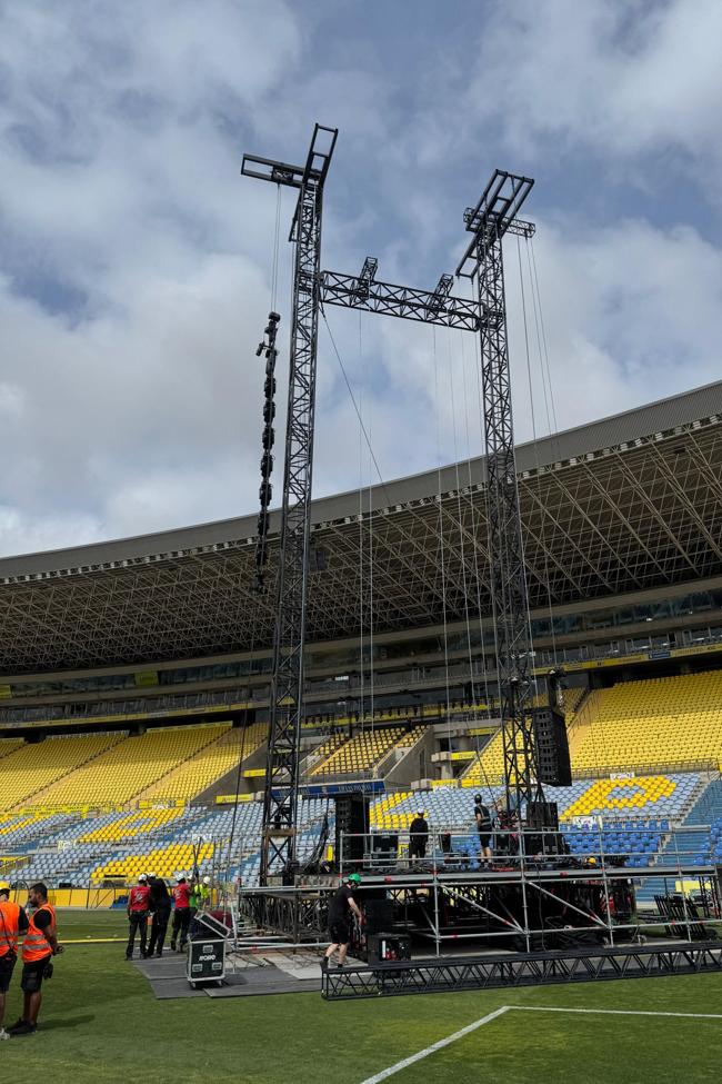 Instalación del material para el concierto de Quevedo en el Estadio de Gran Canaria.
