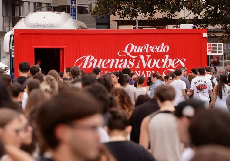 Los fans de Quevedo haciendo cola para acceder a la tienda-museo