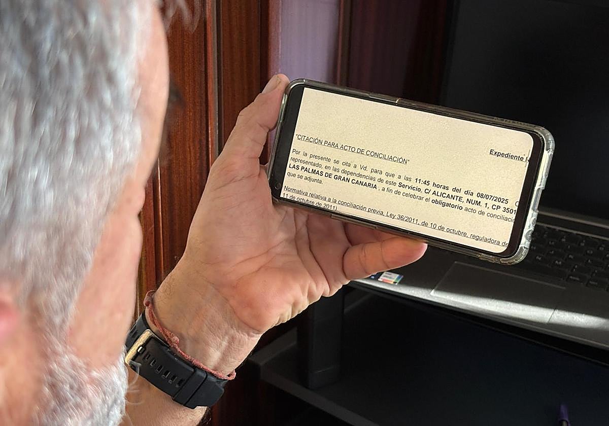 Rafael López y su notificación para el acto de conciliación enviada por el Semac.