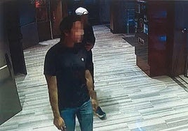 Ala izquierda, José María G.N. y, con gorra, Joaquín Miguel G.S. en Las Arenas antes del secuestro.