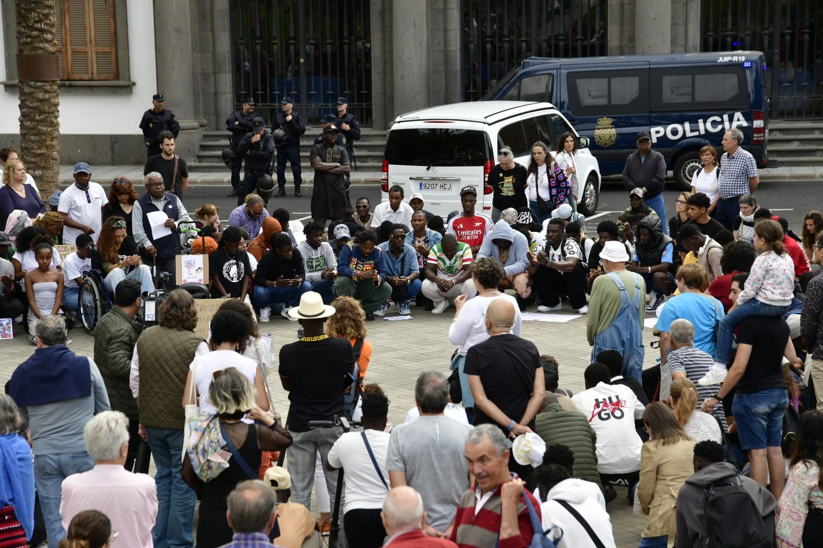 La concentración por la muerte de Abdoulie Bah, abatido en el aeropuerto de Gran Canaria