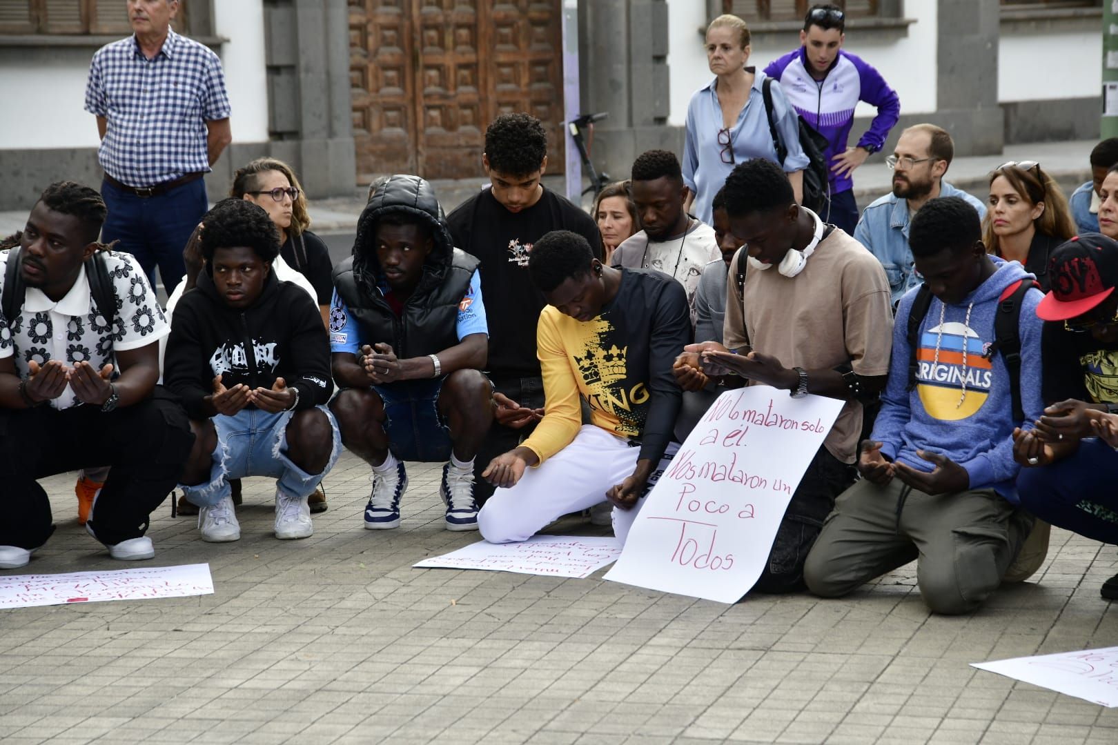 La concentración por la muerte de Abdoulie Bah, abatido en el aeropuerto de Gran Canaria