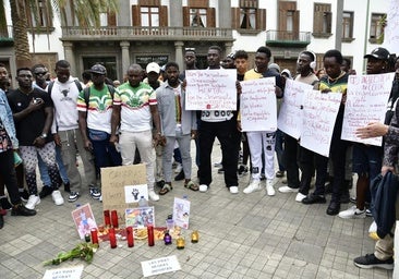 Lamentos y gritos en la concentración por la muerte del joven abatido en el aeropuerto de Gran Canaria: «Exigimos transparencia y justicia»