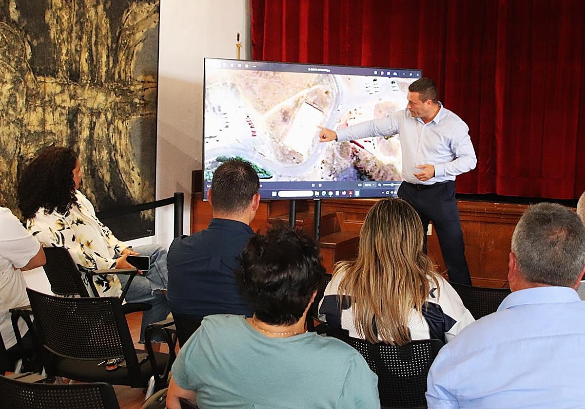 Encuentro del alcalde de Yaiza con vecinos de El Golfo.