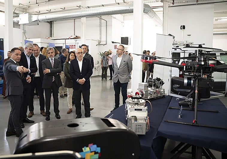 Fernando Clavijo, Antonio Morales y Óscar Hernández, junto a los cofundadores de Aerolaser System, en las nuevas instalaciones.