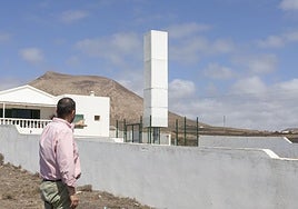 Antena de telefonía dispuesta en una parcela privada en Güime.