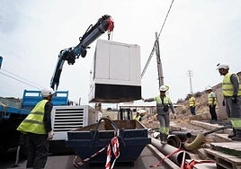 Imagen de archivo de operarios trabajando en la descarga de un grupo electrógeno durante el cero energético en La Gomera.