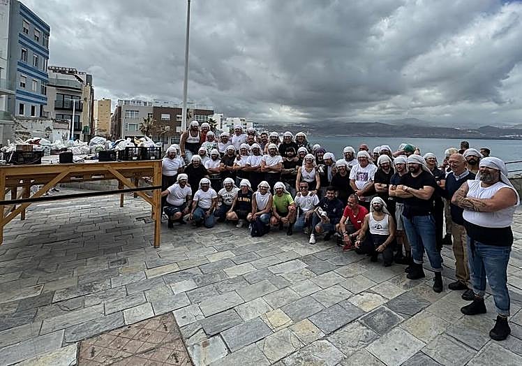 Los costaleros en ensayo solidario en favor del comedor de San Pedro.