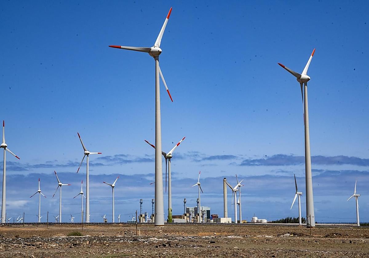 Aerogeneradores en el entorno de la central térmica de Barranco de Tirajana.