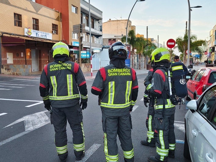 Bomberos en la zona del asadero, en la Avenida de Canarias.