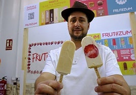 Eliecer Monzón muestra sus polos de gofio y de tarta de queso y fresa.