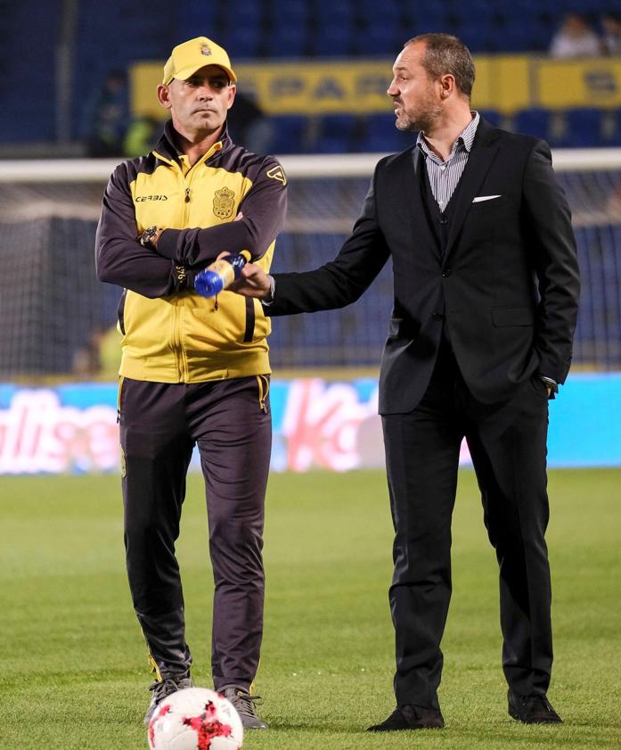 Imagen secundaria 2 - Luis Helguera ya no puede fallar con el entrenador tras los fiascos de Carrión y Martínez