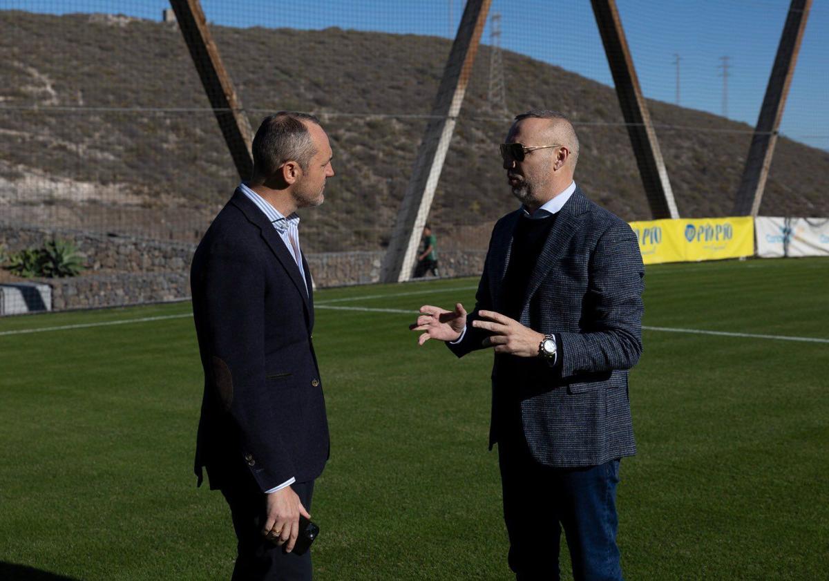 Imagen principal - Luis Helguera ya no puede fallar con el entrenador tras los fiascos de Carrión y Martínez