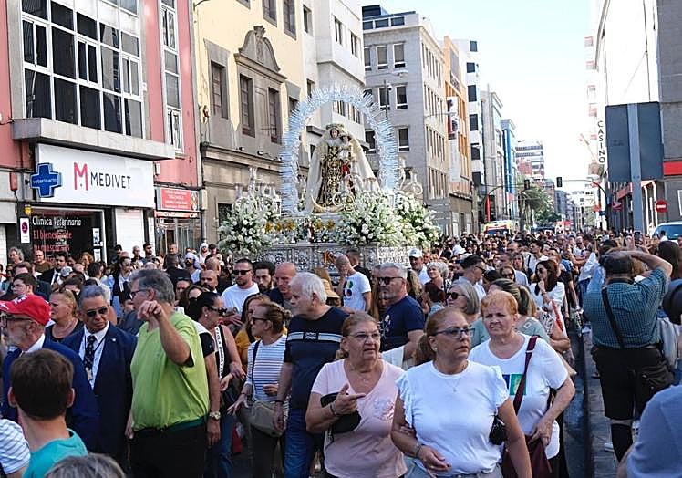 Los costaleros llevaron a la Virgen a su coronación canónica en el Arsenal.