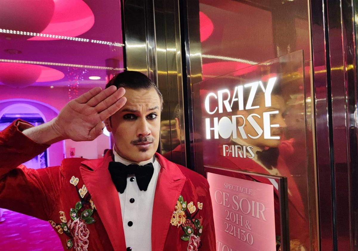 El grancanario José Carlos Campos, en el Crazy Horse parisino, donde ejerce como maestro de ceremonias.