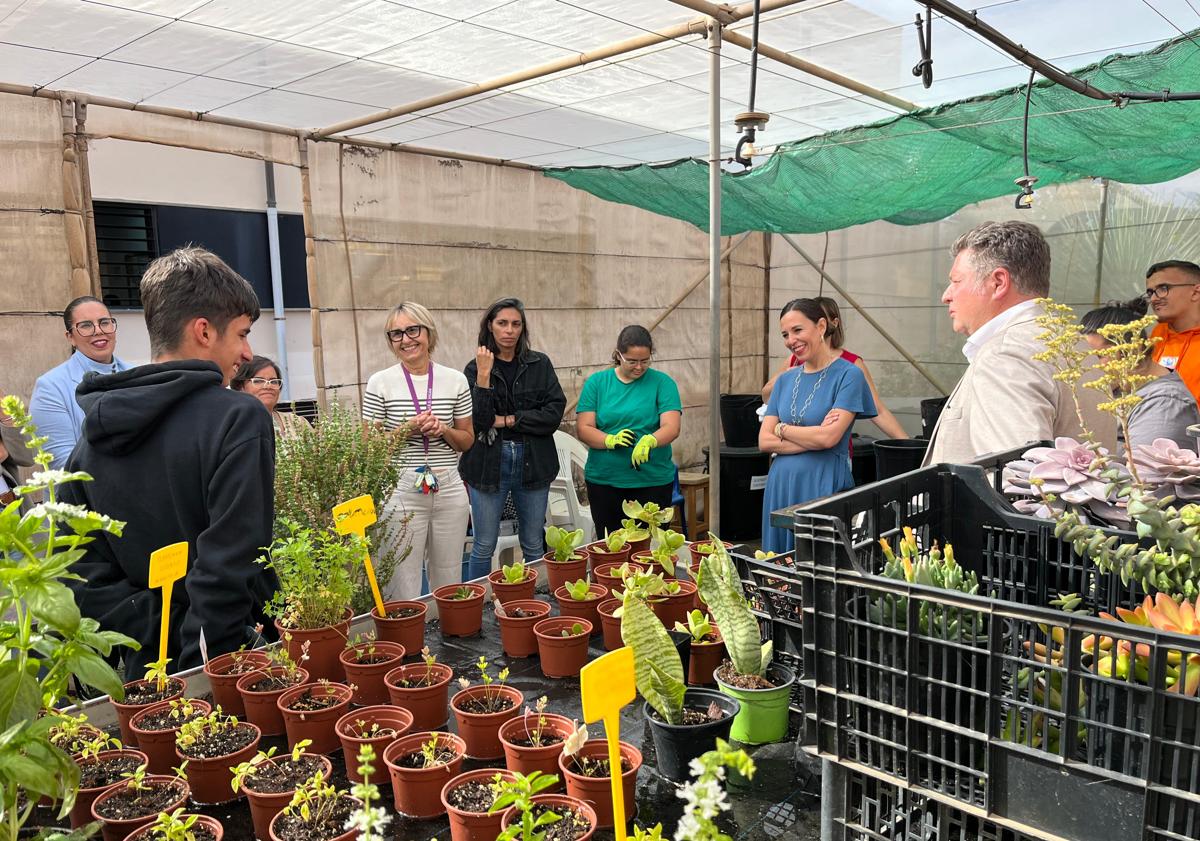Imagen principal - De Léon y Rodríguez, en el IES Vigán con las alumnas y los alumnas de floristería.