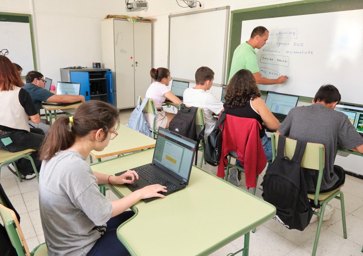 Imagen secundaria 1 - De Léon y Rodríguez, en el IES Vigán con las alumnas y los alumnas de floristería.
