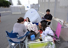 El grupo de jóvenes acampa en los aledaños del Estadio de Gran Canaria.