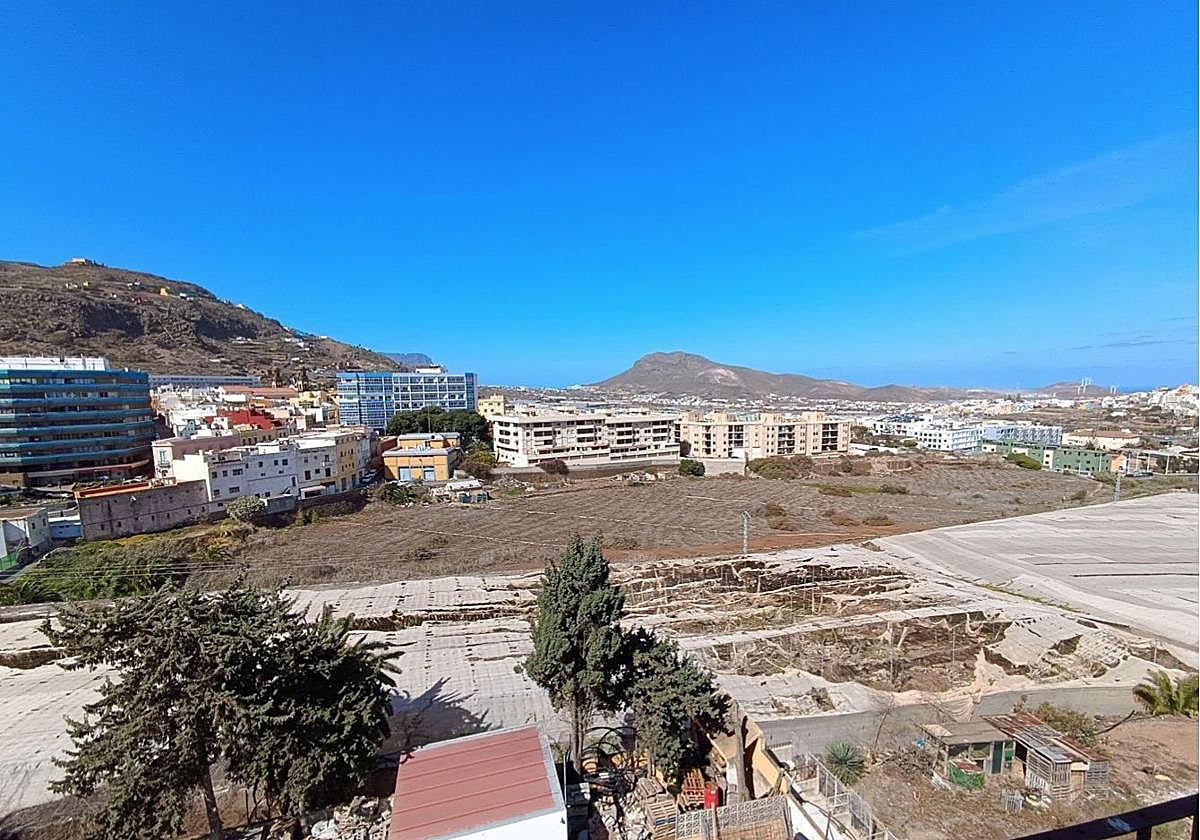 Vista de los terrenos agrícolas en abandono que conforman el suelo urbanizable de Las Garzas.