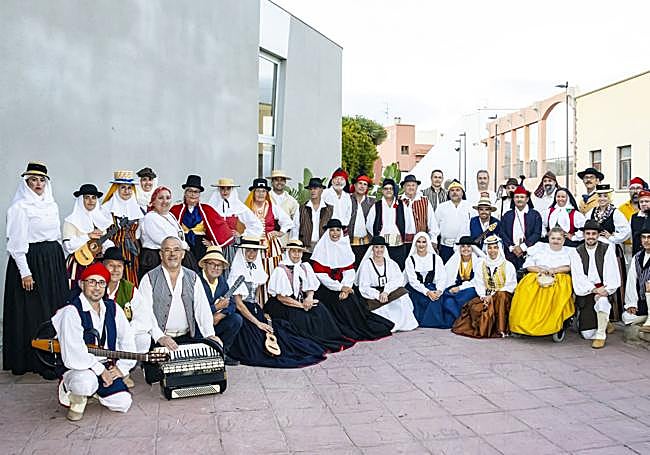 Componentes con la vestimenta tradicional en una de sus actuaciones.