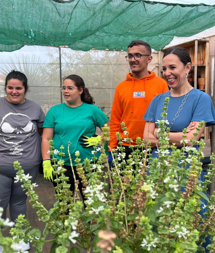Imagen secundaria 2 - De Léon y Rodríguez, en el IES Vigán con las alumnas y los alumnas de floristería.