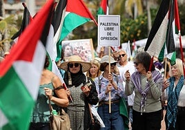 Manifestación de apoyo a Palestina por el ataque de Israel en la playa de Las Canteras.