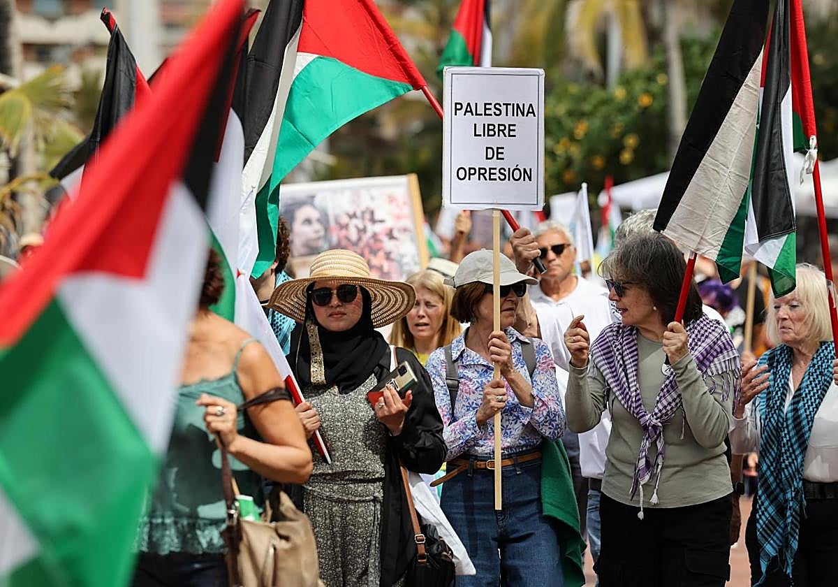 Manifestación de apoyo a Palestina por el ataque de Israel en la playa de Las Canteras.