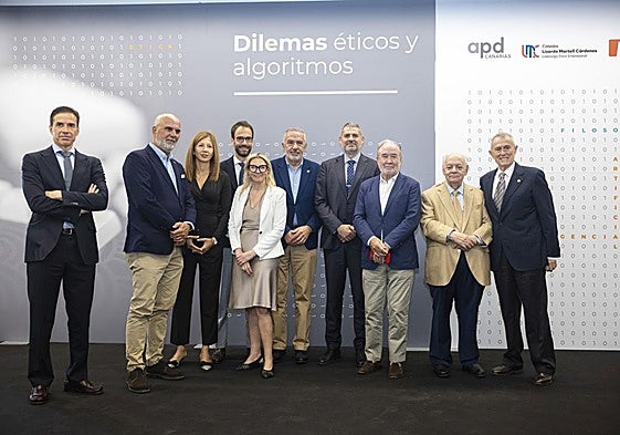 Foto de familia con los organizadores del evento y los colaboradores de la Cátedra.
