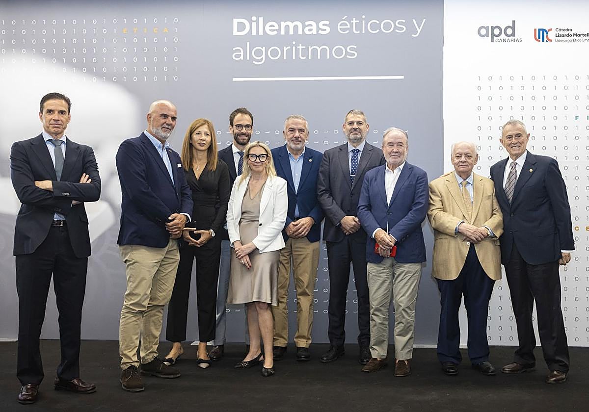 Foto de familia con los organizadores del evento y los colaboradores de la Cátedra.