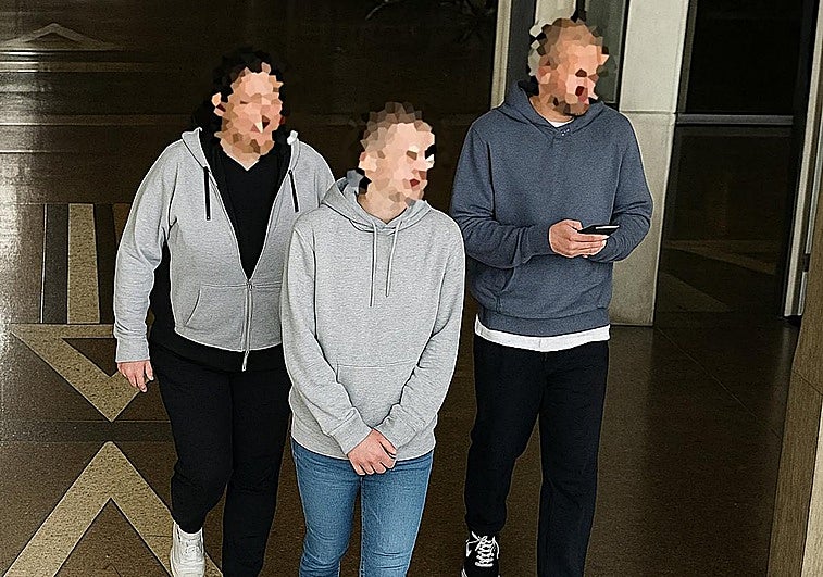 De izquierda a derecha, Jesús Nestlé H.M., José María G.N. y Joaquín Miguel G.S., captados en el aeropuerto.