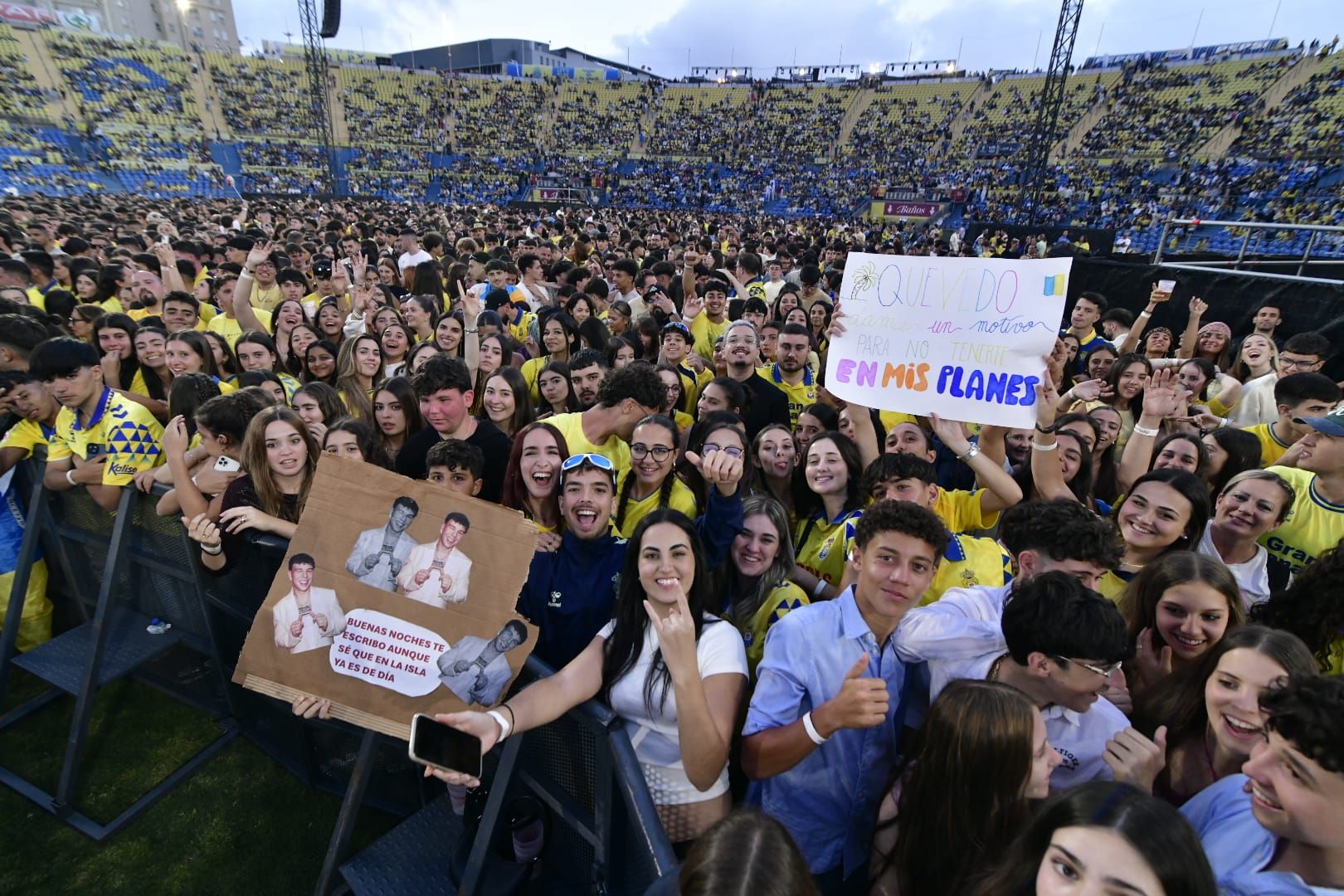 Imagen principal - Los seguidores de Quevedo esperaron con ansias.