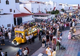 Vista de la romería a su paso por las calles de San Fernando de Maspalomas.