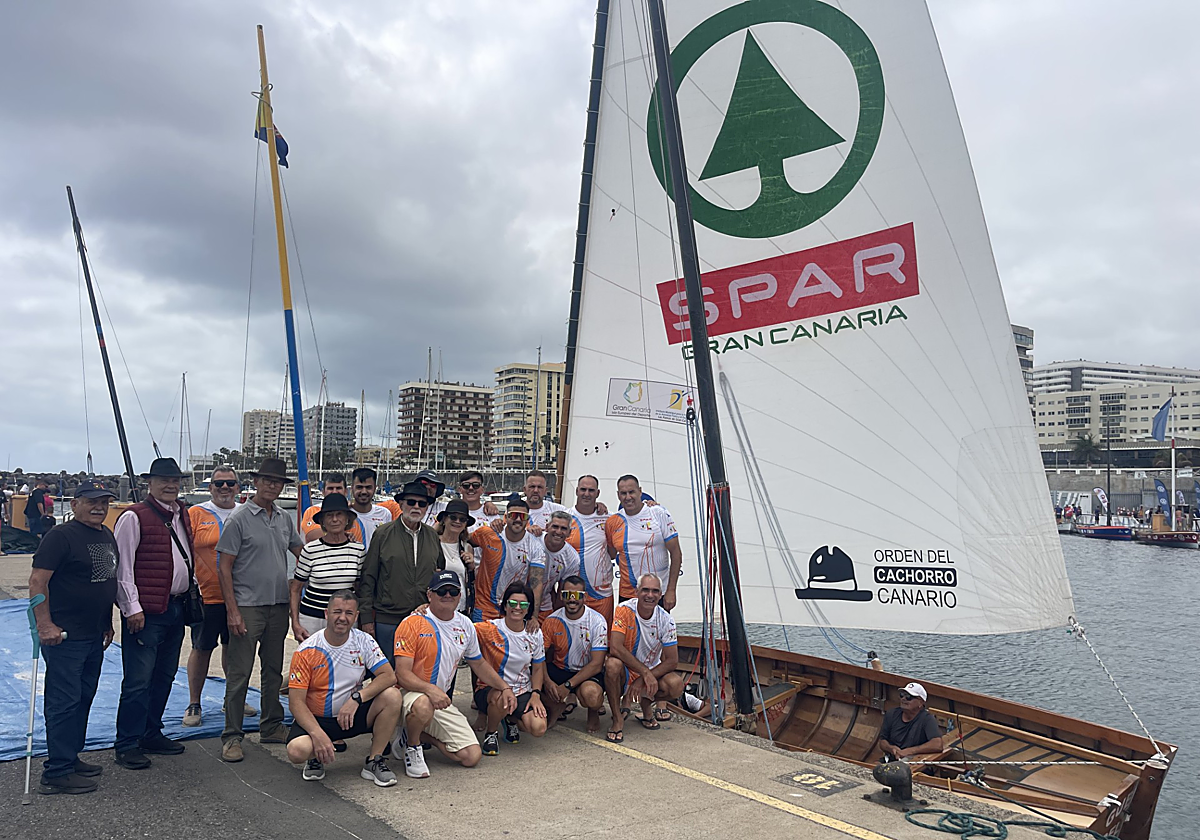 El bote SPAR Guerra del Río en compañía de Orden del Cachorro Canario.