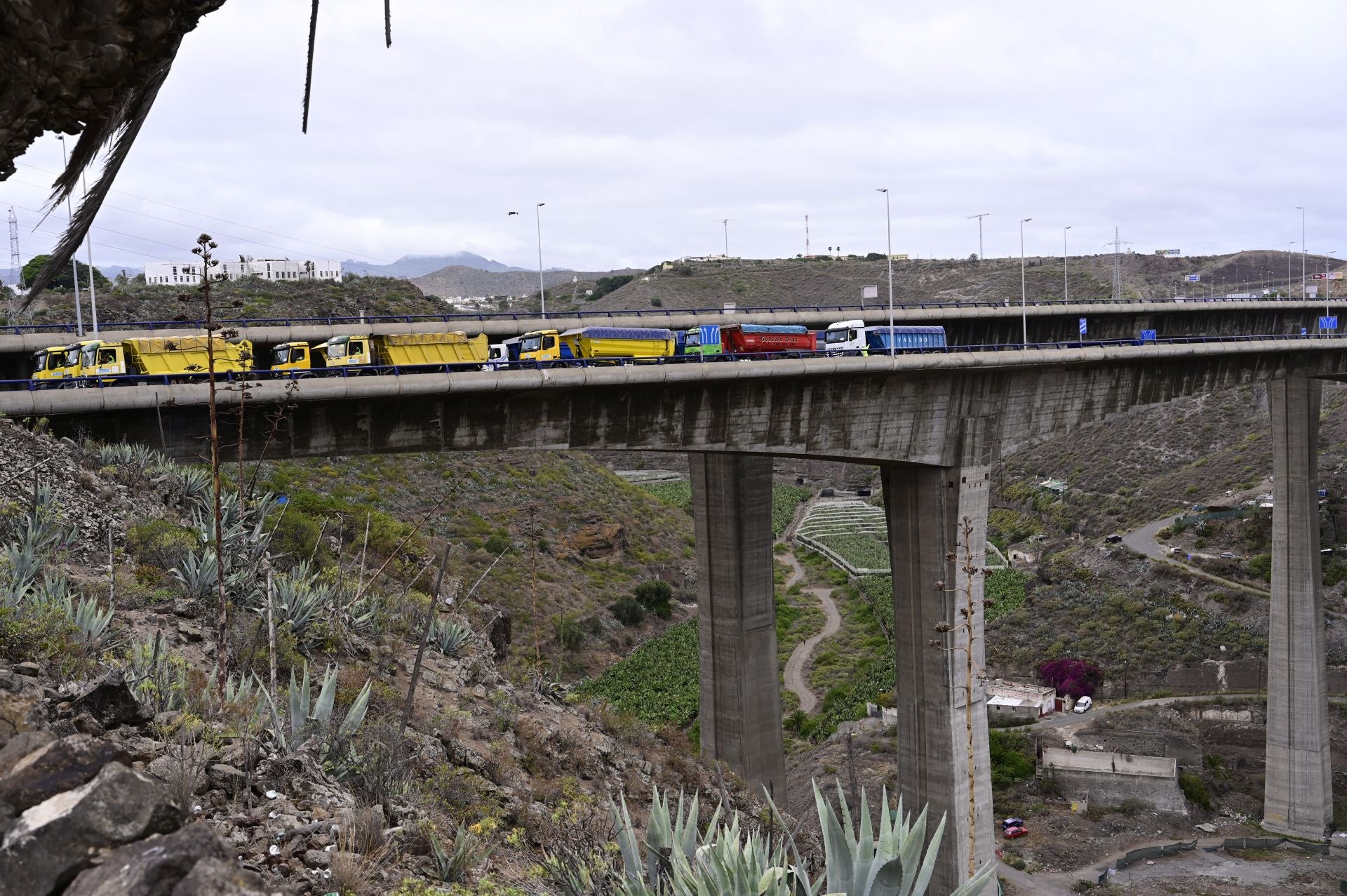 Las imágenes de la prueba de carga del viaducto del Guiniguada