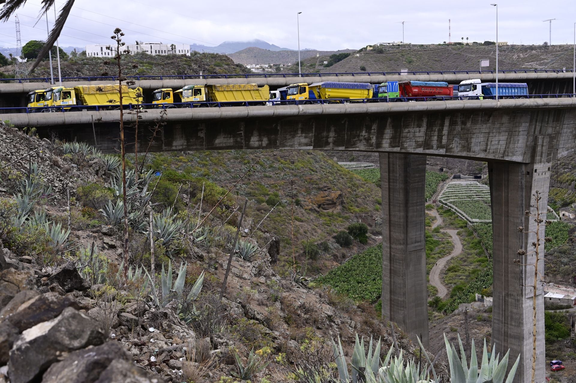 Las imágenes de la prueba de carga del viaducto del Guiniguada