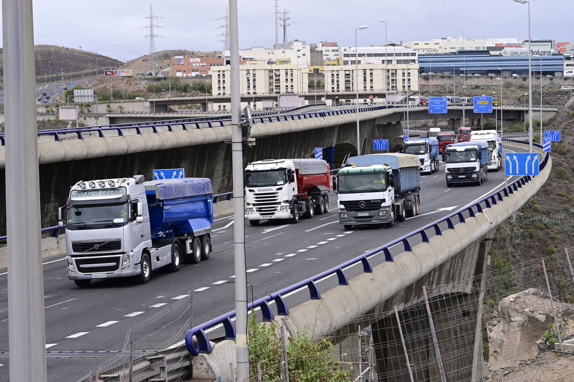 Las imágenes de la prueba de carga del viaducto del Guiniguada