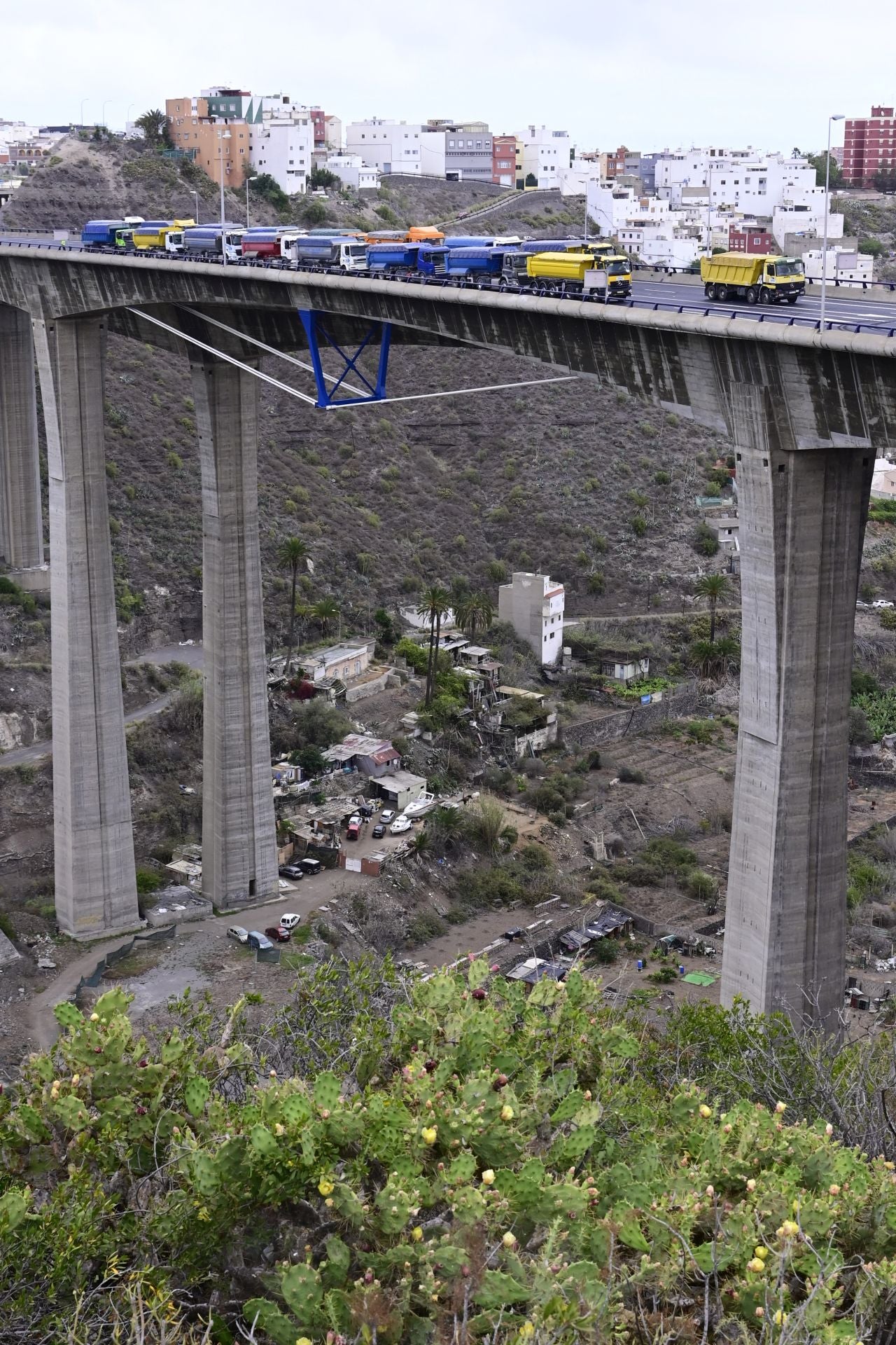 Las imágenes de la prueba de carga del viaducto del Guiniguada