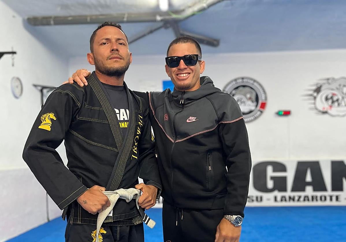 Luis Pardo (izquierda) junto a su maestro de jiu-jitsu, Jean Pierre Gando, uno de sus grandes apoyos.