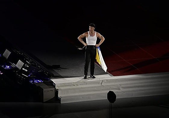 El artista grancanario, Quevedo, observando a su público con la bandera de Canarias.